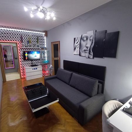 Apartament Venge -Cale Mieszkanie 46M2 Na Wylacznosc - Z Jedna Sypialnia I Jednym Sypialno-Salonem -3 Pietro Bez Windy- Rezerwacja Bez Karty Kredytowej-Klimatyzacja-Netflix-2 Lozeczka Dzieciece- Bezplatny Parking Publiczny วรอตซวาฟ ภายนอก รูปภาพ